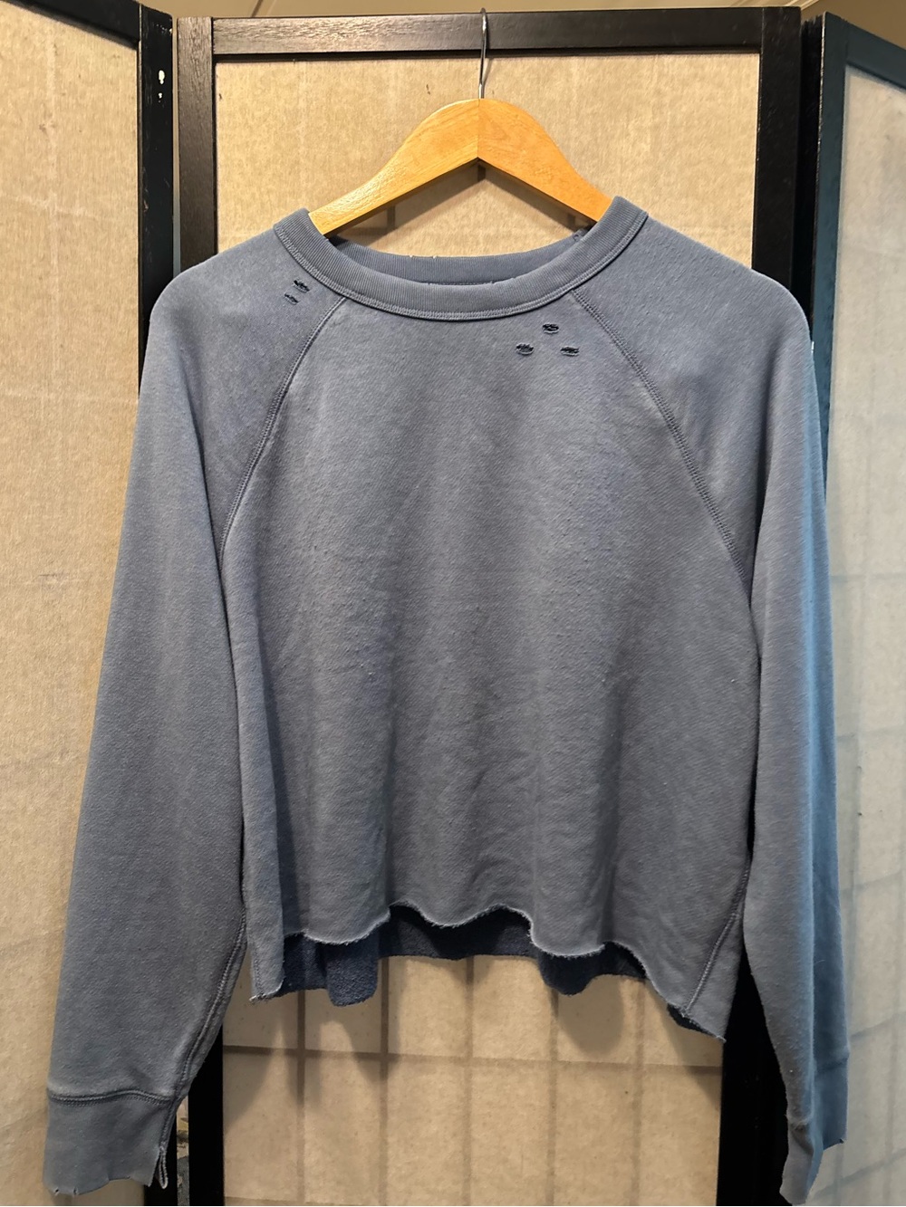 AERIE Sunday Soft Distressed Cropped Crew Neck Sweatshirt in Marbled Rome Blue